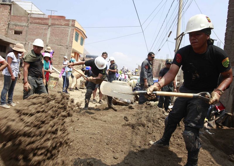 Entrega humanitaria a damnificados por los huaicos que cayeron la ciudad de Chosica, en Lima