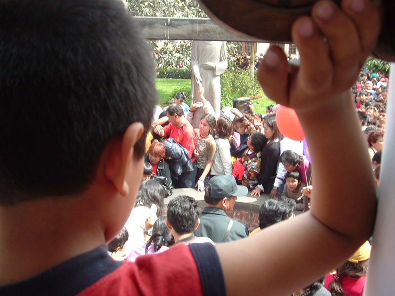 Fieles concurren al Convento de Santa Rosa de Lima por las festividades de Semana Santa