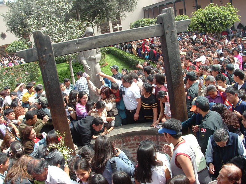 Fieles concurren al Convento de Santa Rosa de Lima por las festividades de Semana Santa