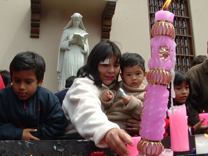 Fieles concurren al Convento de Santa Rosa de Lima por las festividades de Semana Santa