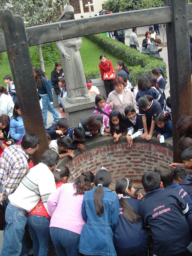 Fieles concurren al Convento de Santa Rosa de Lima por las festividades de Semana Santa