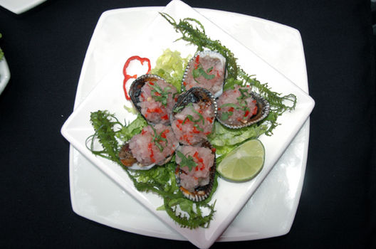 Presentacion de platos en la Cevicheria Puerto Med ,choritos ala chalaca