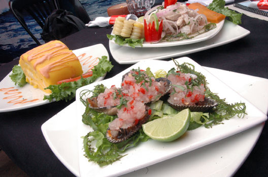 Presentacion de platos en la Cevicheria Puerto Med ,choritos ala chalaca