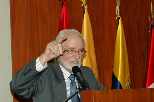 Ministro del Ambiente Antonio Brack en conferrencia de prensa