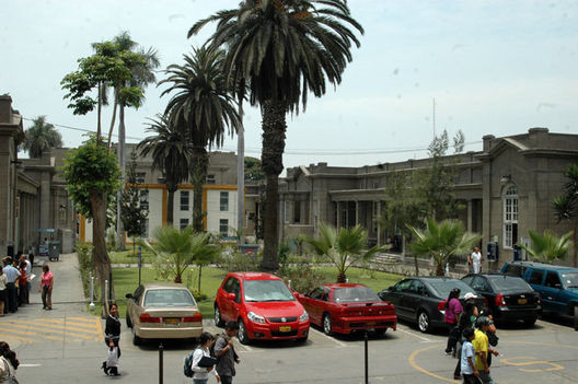 Hospital  Arzobispo Loayza