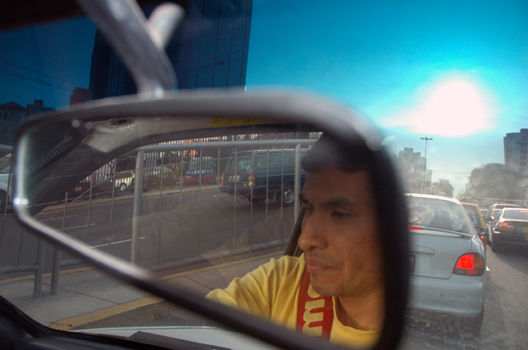 Taxistas trabajando por las calles de lima