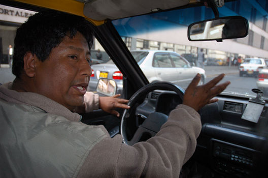 Taxistas trabajando por las calles de lima