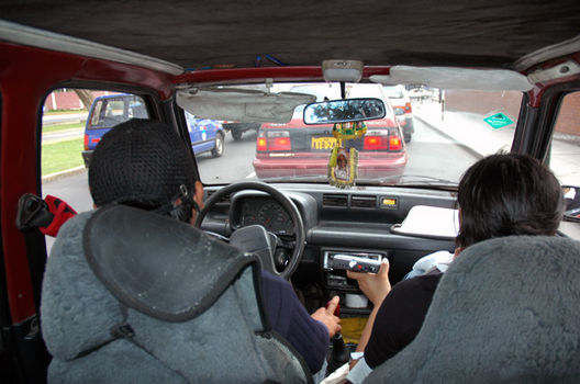 Taxistas trabajando por las calles de lima