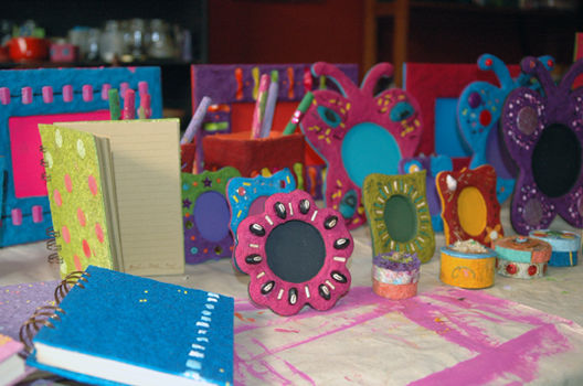 Trabajos manuales con papel en pueblo libre