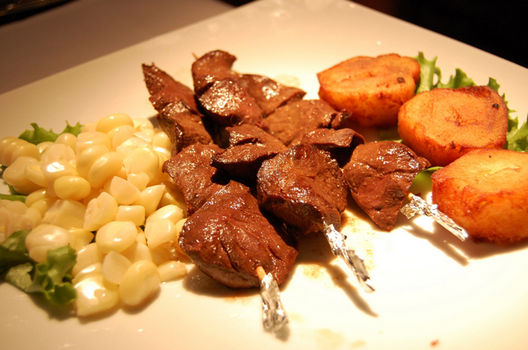 Platos de anticuchos