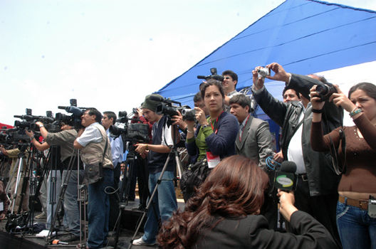 Periodistas peruanos en plena labor periodistica