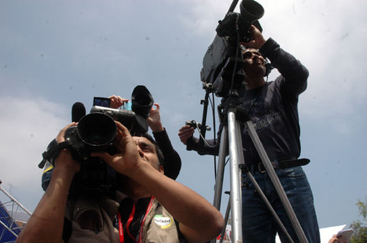 Periodistas peruanos en plena labor periodistica