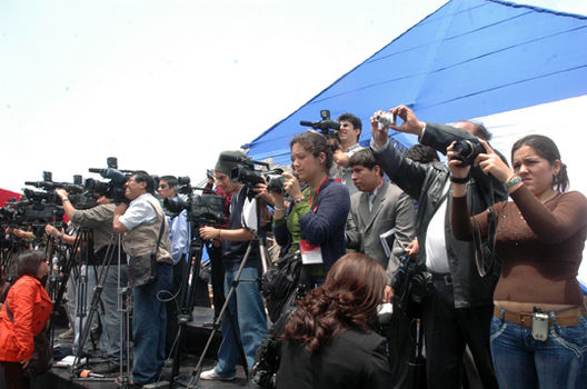 Periodistas peruanos en plena labor periodistica