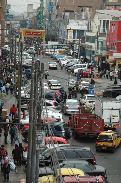 Caos vehicular en Gamarra