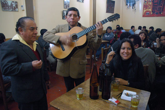 El Mítico bar el 'Queirolo' del Centro de Lima