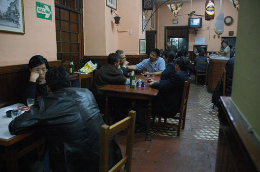 El Mítico bar el 'Queirolo' del Centro de Lima