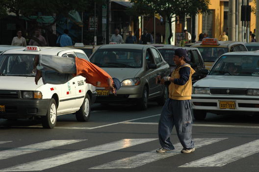 Jóvenes Acrobatas de la calle de Lima