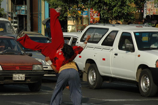 Jóvenes Acrobatas de la calle de Lima