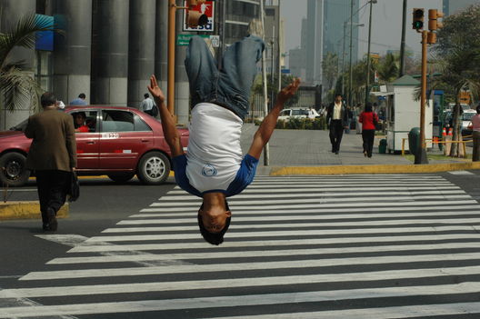 Jóvenes Acrobatas de la calle de Lima