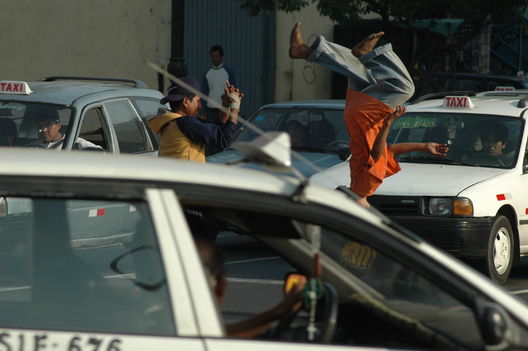 Jóvenes Acrobatas de la calle de Lima