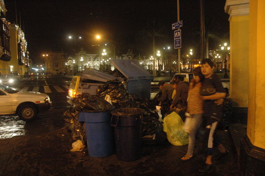 Basura en Plaza de Armas