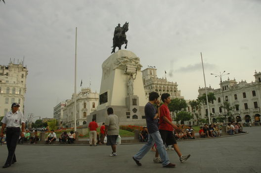 Turistas paseando por la plaza San Martín de Lima.