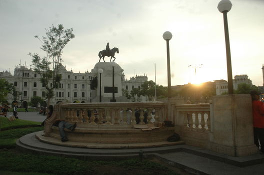 Turistas paseando por la plaza San Martín de Lima.