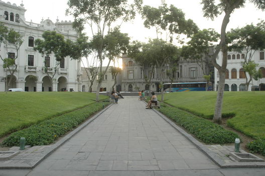 Turistas paseando por la plaza San Martín de Lima.