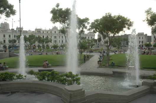 Turistas paseando por la plaza San Martín de Lima.