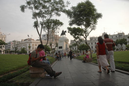 Turistas paseando por la plaza San Martín de Lima.