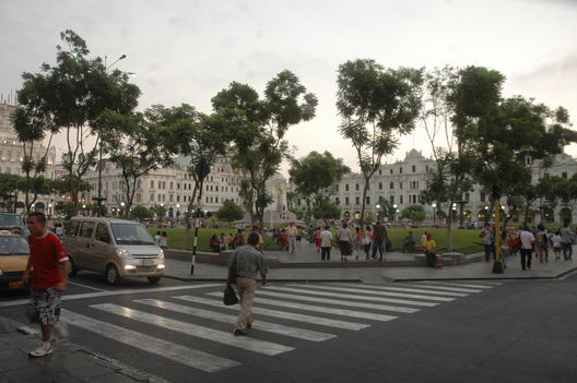Turistas paseando por la plaza San Martín de Lima.