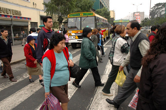 Peatones en la Avenida Abancay