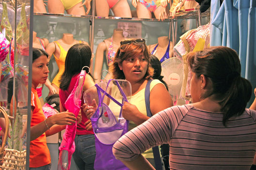 Miles de personal comprando en el centro comercial gamarra