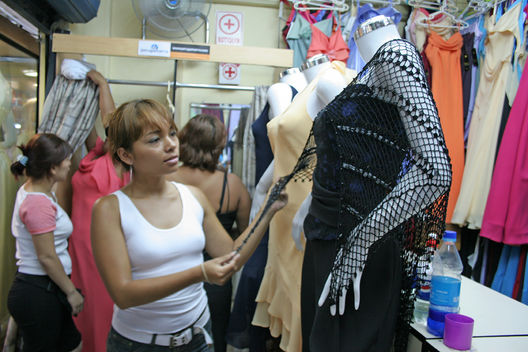 Miles de personal comprando en el centro comercial gamarra