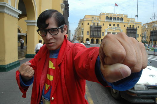 A luchar por la justicia es el ?Superman  cholo? en plena Plaza de Armas de Lima
