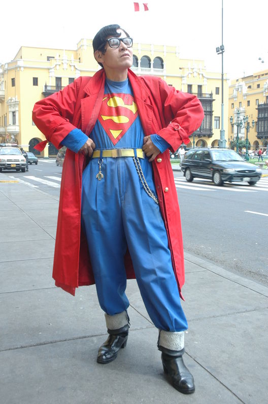 A luchar por la justicia es el ?Superman  cholo? en plena Plaza de Armas de Lima