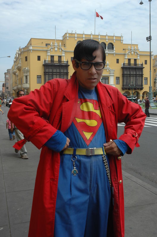 A luchar por la justicia es el ?Superman  cholo? en plena Plaza de Armas de Lima
