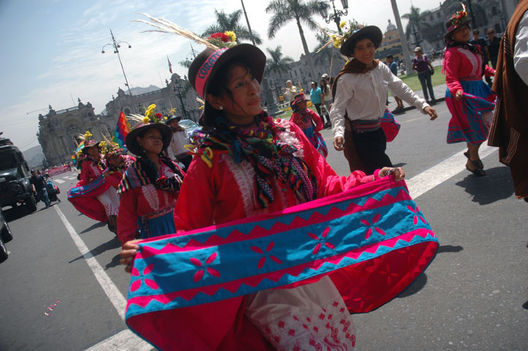 Carnavales típicos en Plaza de Armas