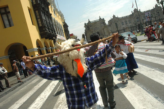 Carnavales típicos en Plaza de Armas