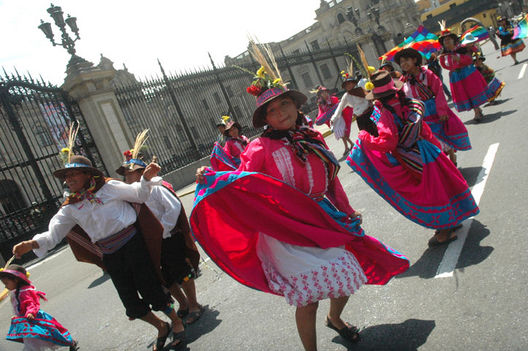 Carnavales típicos en Plaza de Armas