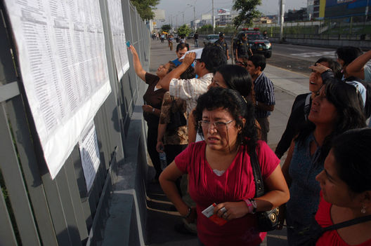 Exámenes a docentes en el colegio militom carbajal