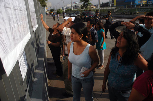 Exámenes a docentes en el colegio militom carbajal