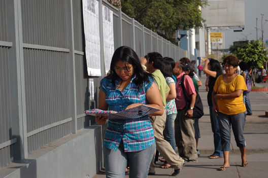Exámenes a docentes en el colegio militom carbajal