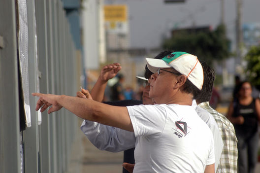 Exámenes a docentes en el colegio militom carbajal