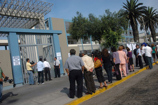 Exámenes a docentes en el colegio militom carbajal