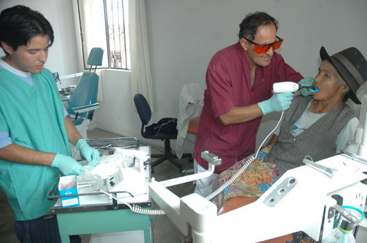 Doctores Dentistas en pleno trabajo en comas