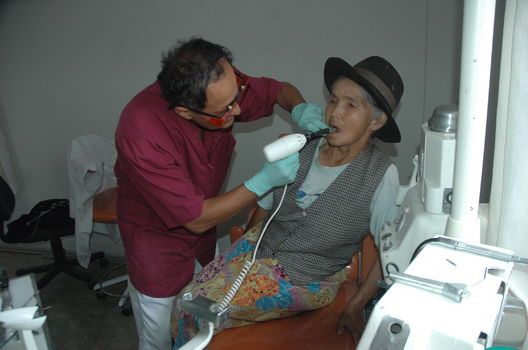Doctores Dentistas en pleno trabajo en comas