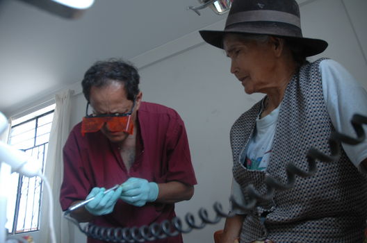 Doctores Dentistas en pleno trabajo en comas