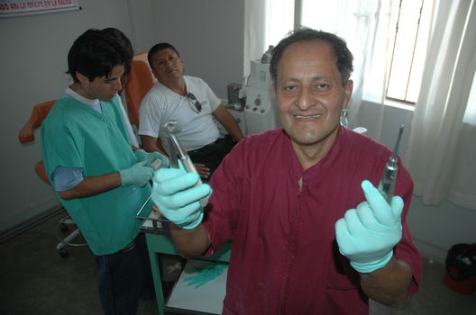 Doctores Dentistas en pleno trabajo en comas