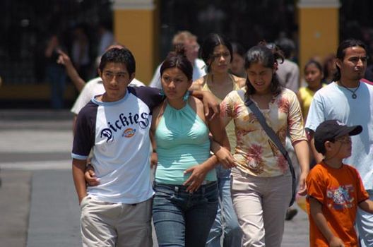 Parejas de enamorados en las calles de Lima